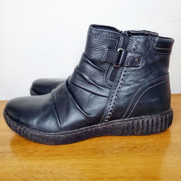 Clarks Caroline Orchid Ruched Black Leather Ankle Booties Comfort Womens SZ 9.5 - Picture 3 of 12